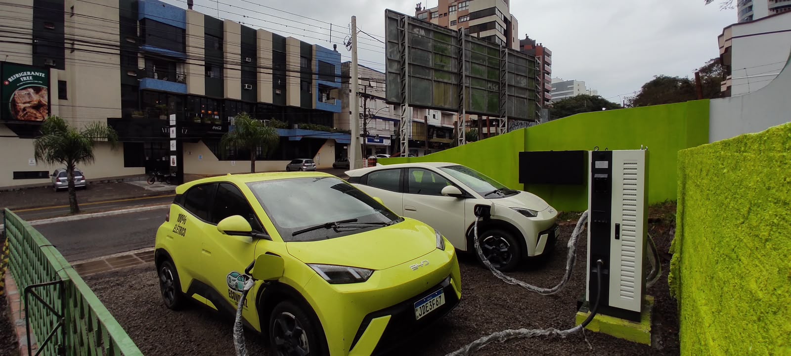 Veículos elétricos em uma estação de recarga utilizada pela EcoVoltz
