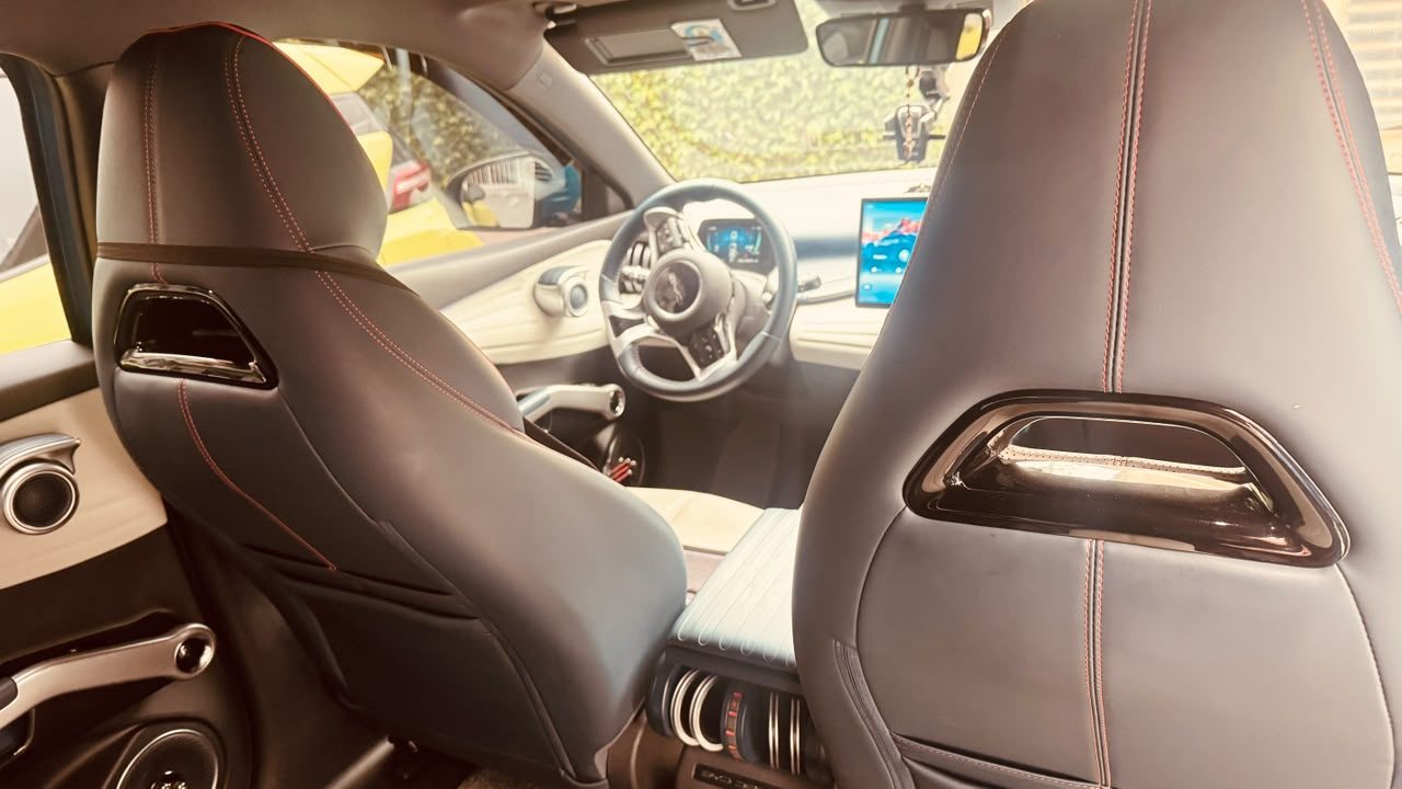 Interior do Yuan Plus com bancos dianteiros e visão da cabine