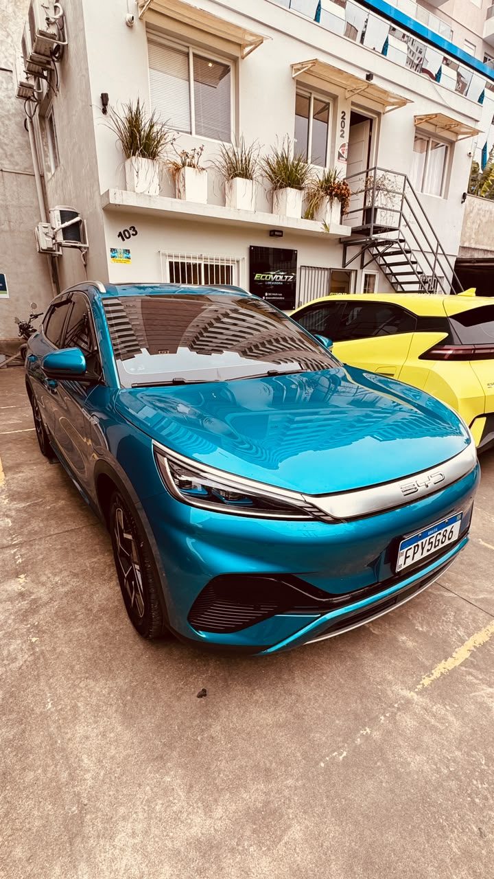 BYD Yuan Plus azul em destaque frontal