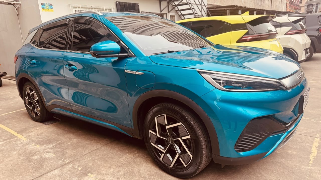 BYD Yuan Plus azul em vista lateral na base da EcoVoltz