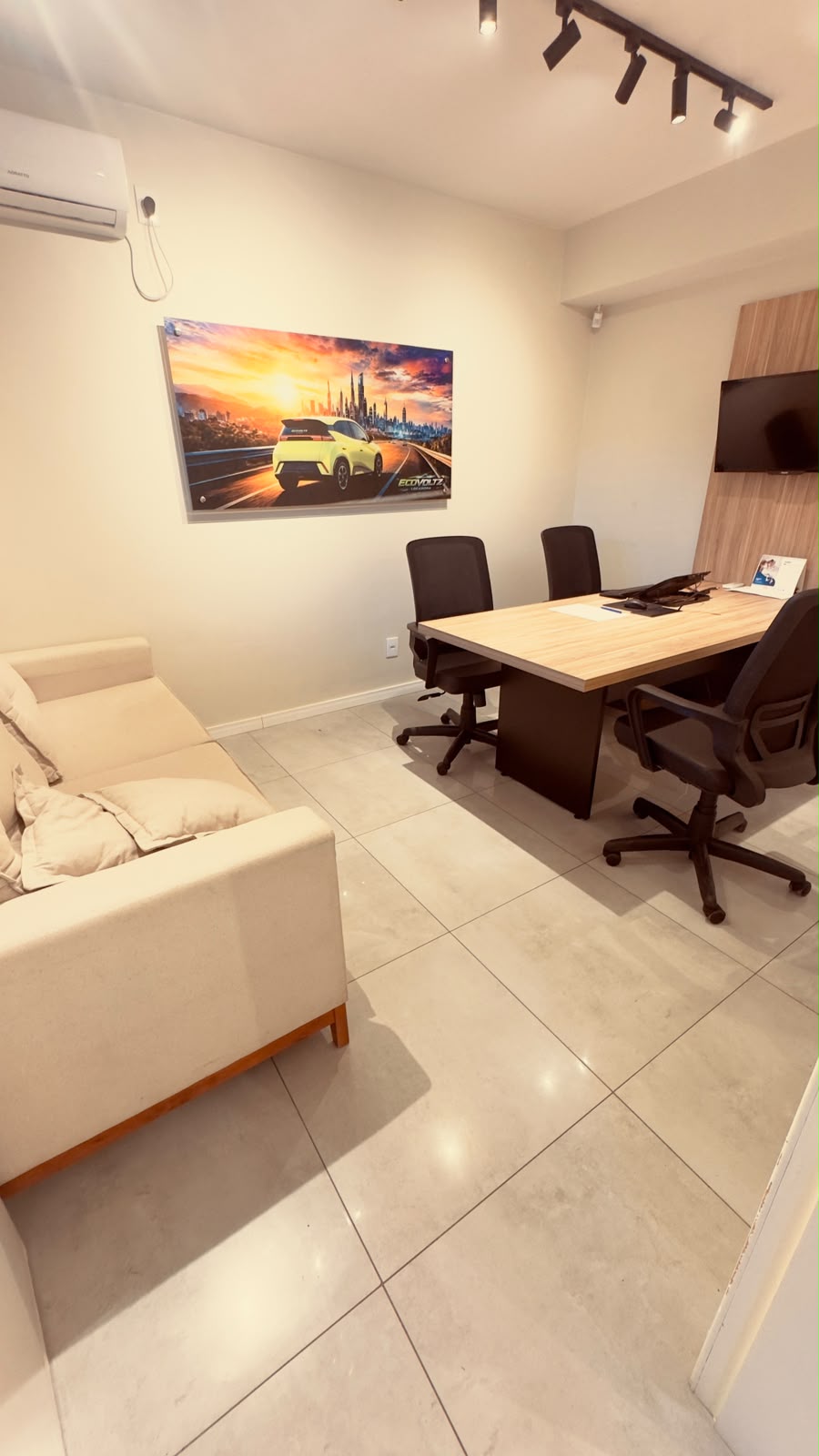 Segundo ângulo da sala de reunião da EcoVoltz