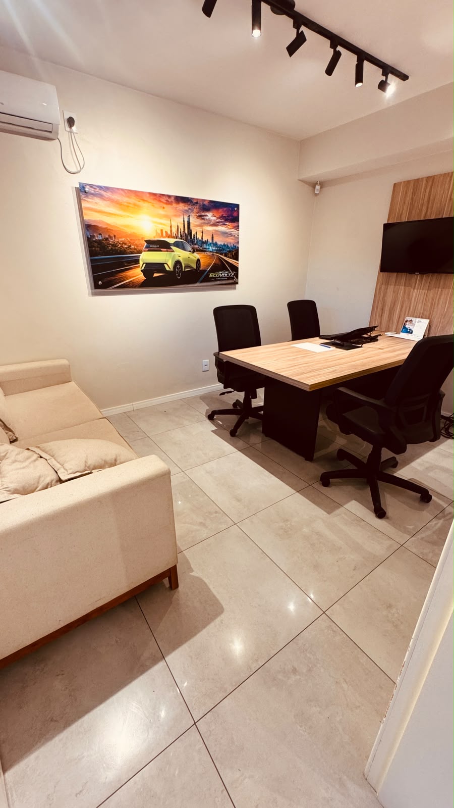 Sala de reunião e atendimento da EcoVoltz
